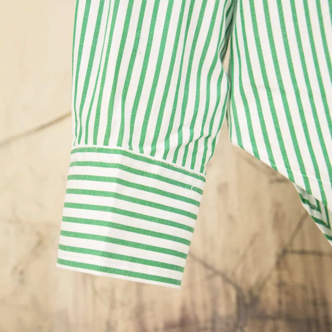 P290 zp version [Exclusive supply] Ralph Lauren/Ralph Lauren 2025SS new old-money style cotton poplin large and small striped long-sleeved casual shirt, 100% restored workmanship, embedded seams and clean edges, curved triangular bifurcation ✅100% cotton poplin, smooth feel, pre-car wash treatment, tighter yarn ✅Custom-dyed original pearlescent white bottom buttons, large and small partitions, vertical eyelets✅Special shaped chiffon foil included in the collar door tube Not easy to deform and pull ✅ RL three-color large and small vertical striped shirt. Extraordinary isometric. Cleverly matched stripes. Multiple wear to inspire self-expression. Relaxed layering to play with the look of the four seasons. Color: Red, Blue, Green Size: S M L XL Number: WW10964